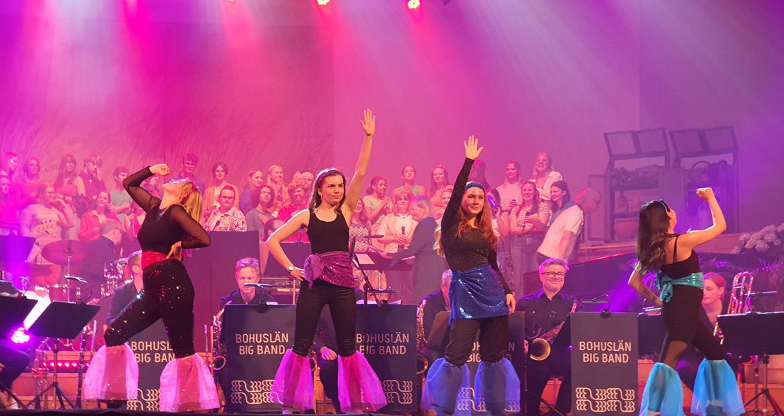 Fyra elever framför en ABBA-låt och backas upp av Bohuslän big band