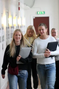 Elever på väg till lektion