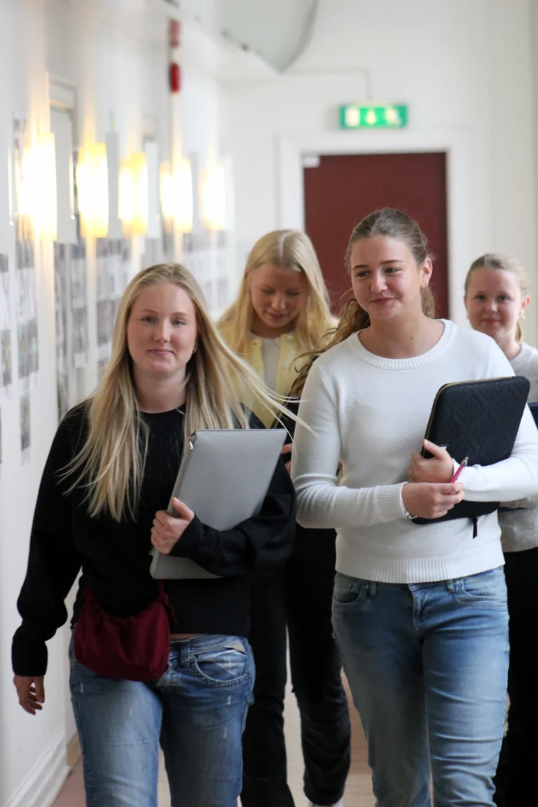 Elever på väg till lektion