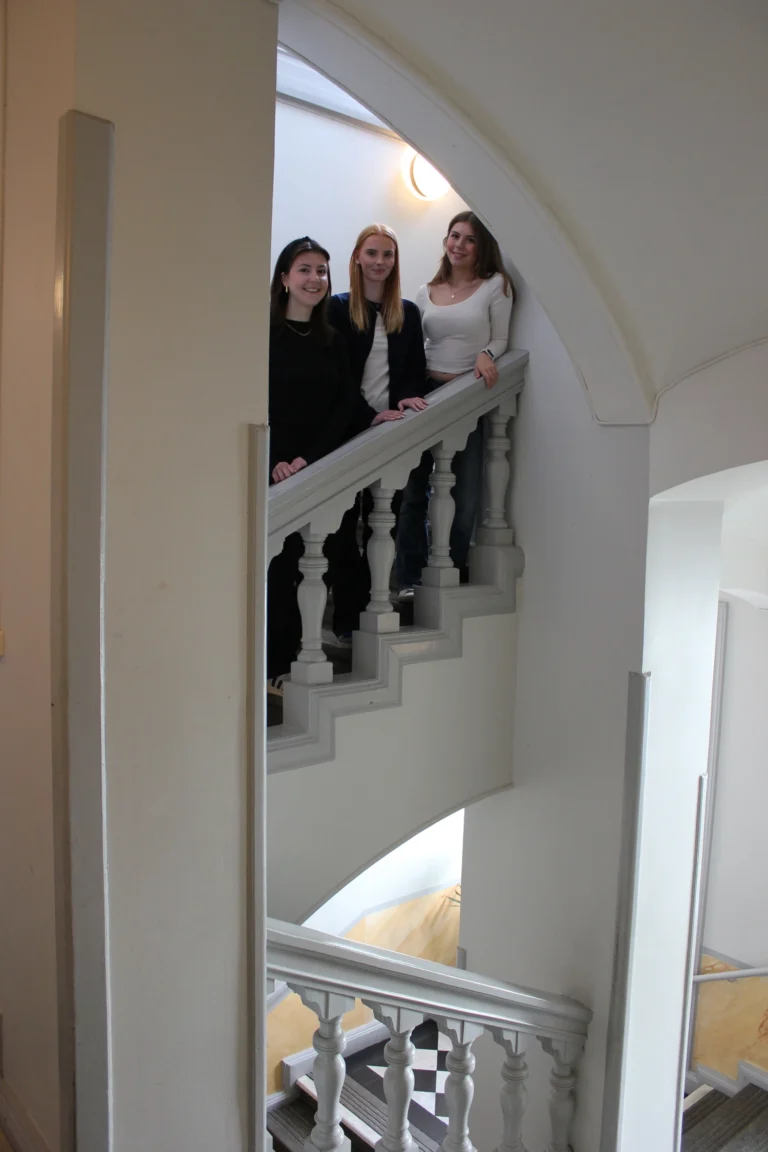 Elever i ett av trapphusen